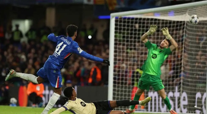 Pha solo xuất sắc của Estevao