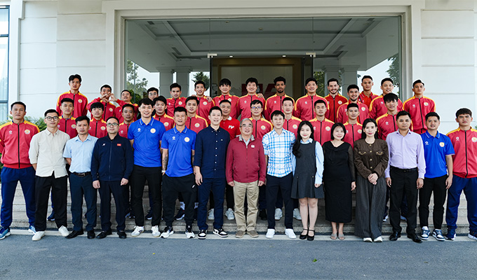 HLV Thành Công và ekip BHL mới trong buổi lễ ra mắt PVF-CAND 