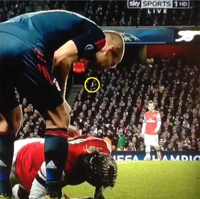 Mồ hôi hay Robben nhổ nước bọt vào Sagna?