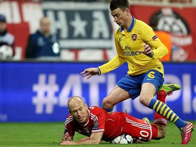 Robben kiếm phạt đền cho Bayern ở trận lượt về