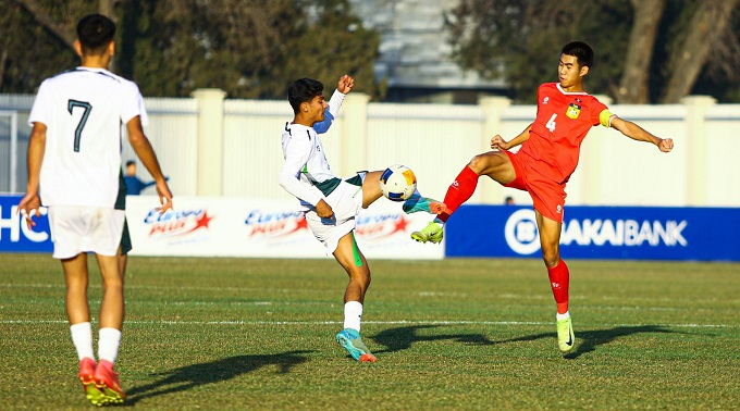 U17 Lào (áo đỏ) đánh bại U17 Pakistan 