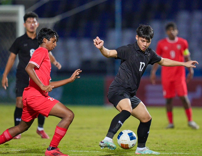 U17 Thái Lan (áo đen) thắng dễ U17 Maldives 
