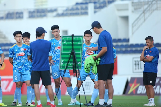 HLV Kim Sang Sik chỉ đạo các học trò tại buổi tập - Ảnh: Nguyễn Khang 