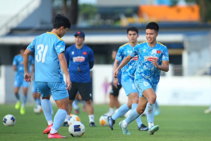 Thành Trung trong buổi tập cùng các đồng đội ở U22 Việt Nam - Ảnh: Nguyễn Khang 