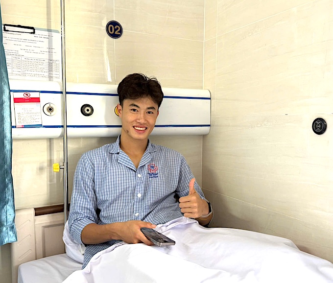 Văn Trường tươi tỉnh sau ca phẫu thuật. Ảnh: Việt Anh