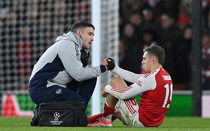 Troussard dính chấn thương rời sân cuối hiệp 1