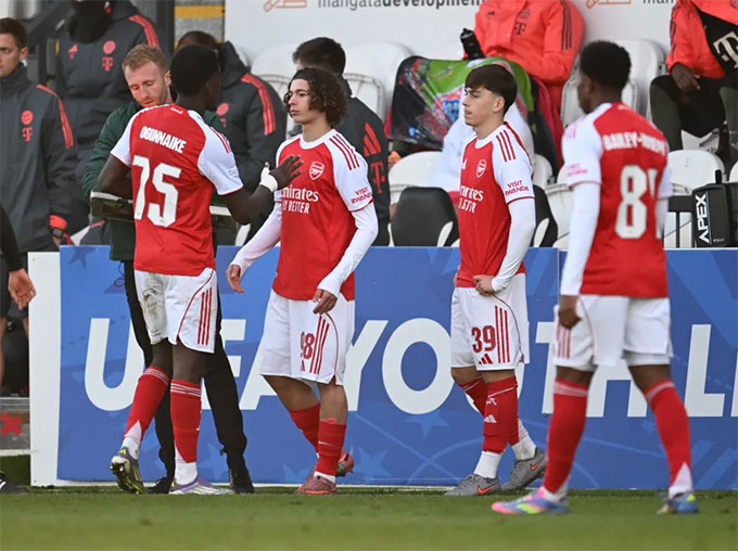 Sao nhí Arsenal vẫn chưa rời ghế nhà trường