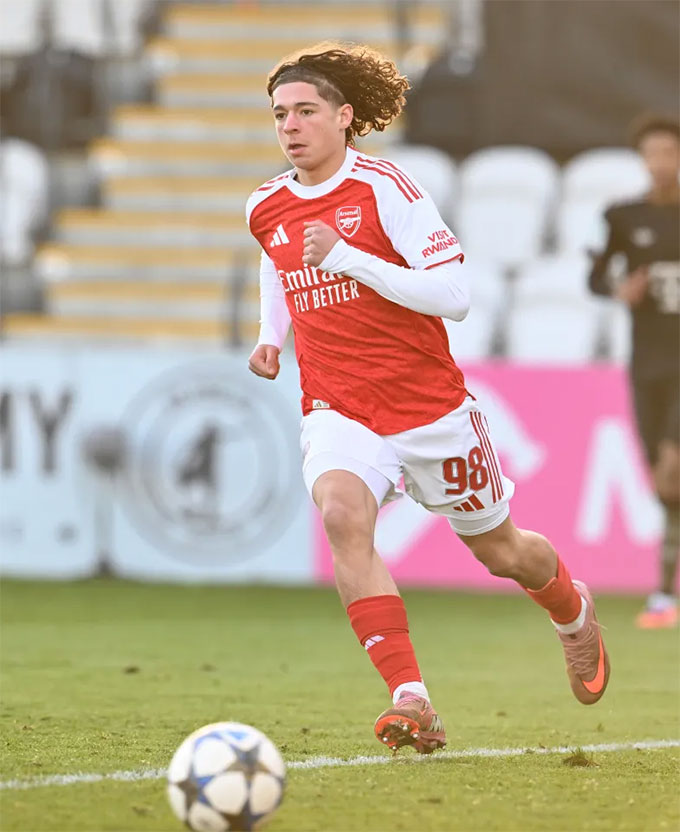 Phải sang tháng sau Munoz mới 14 tuổi