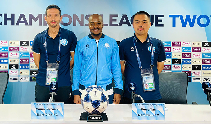 HLV Mauro và ngôi sao Percy Tau tham dự buổi họp báo trước trận gặp Ratchaburi