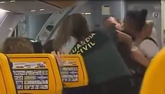 Vụ xô xát trên chuyến bay