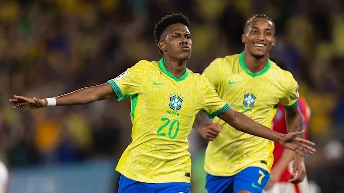 Estevao có lần đầu tiên khoác áo ĐT Brazil khi mới 17 tuổi 135 ngày.