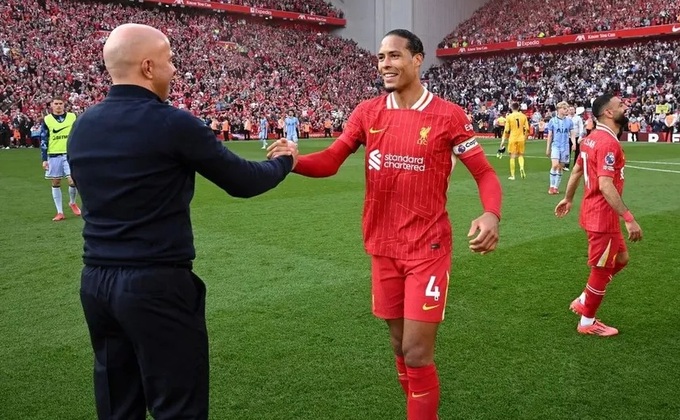HLV Arne Slot đau đầu với hàng thủ bất ổn của Liverpool mà điển hình là trường hợp của Van Dijk