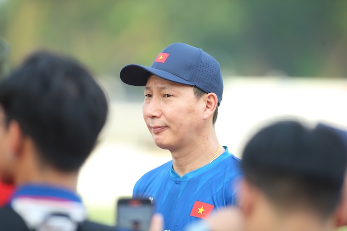 HLV Kim Sang Sik trả lời báo giới - Ảnh: Nguyên Khang