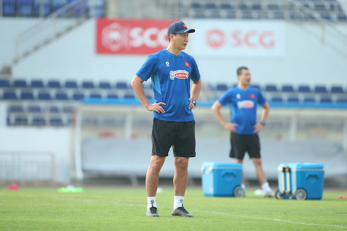 HLV Kim Sang Sik trong buổi tập của U22 Việt Nam - Ảnh: Nguyên Khang