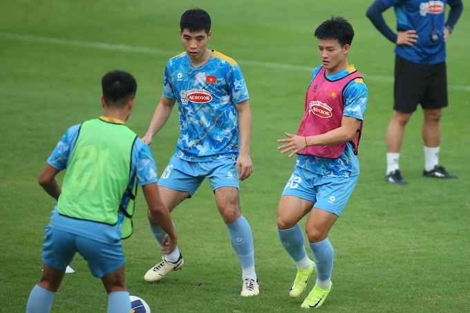 Các tuyển thủ U22 Việt Nam tập luyện vào chiều 28/11 - Ảnh: Nguyên Khang