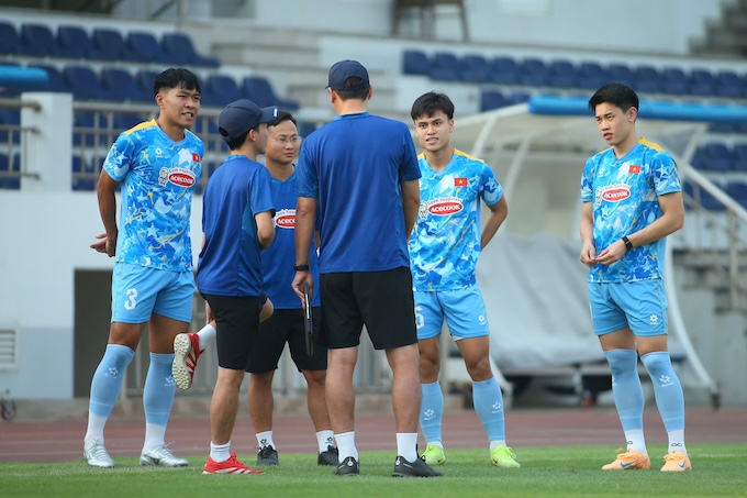 HLV Kim Sang Sik hỏi thăm các tuyển thủ Lý Đức, Minh Phúc và Đình Bắc. Ảnh: Nguyên Khang