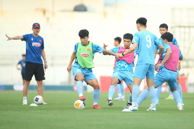 Các tuyển thủ U22 Việt nam trong buổi tập chiều 28/11. Ảnh Nguyêh Khang