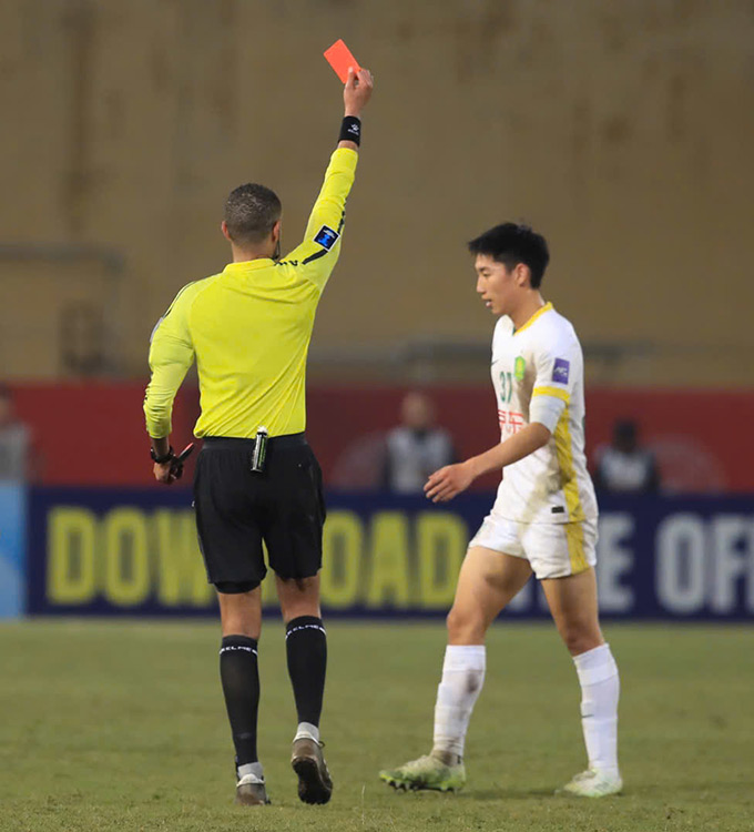 Trọng tài rút thẻ đỏ truất quyền thi đấu cầu thủ Beijing Guoan - Ảnh: Đức Cường