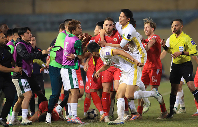 Cầu thủ Beijing Guoan gây ra ẩu đả - Ảnh: Đức Cường