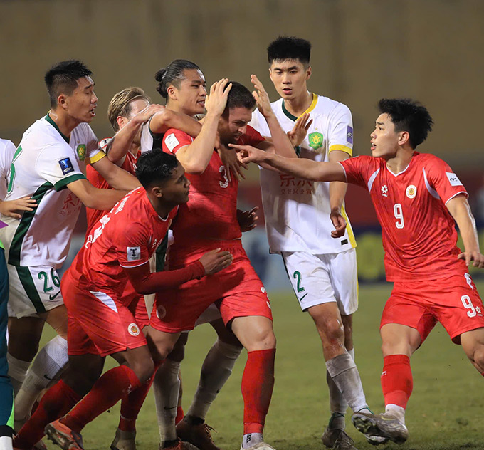 Rogerio Alves bên phía Công an Hà Nội bị cầu thủ Beijing Guoan ghì cổ - Ảnh: Đức Cường