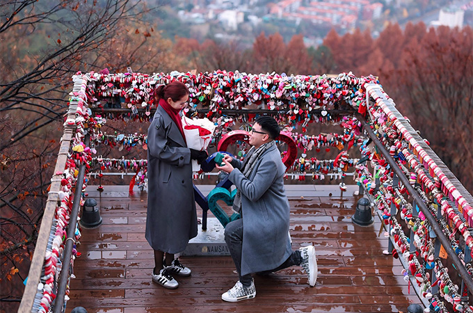 Đức Huy cầu hôn bạn gái ở Hàn Quốc