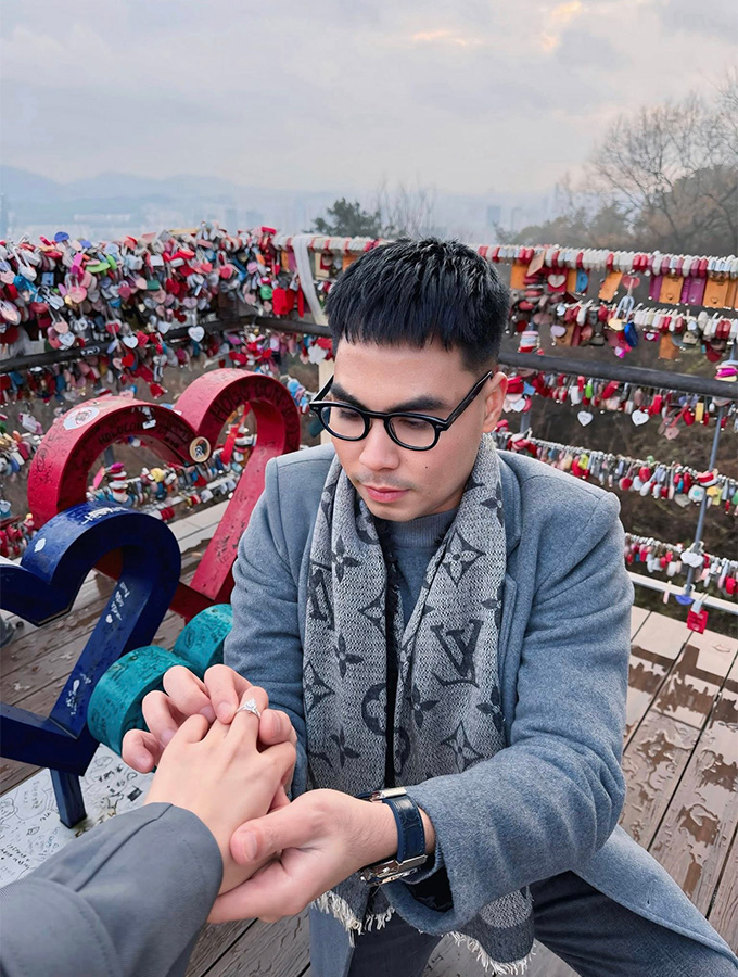 Đức Huy quỳ gối cầu hôn bạn gái MC Mù Tạt