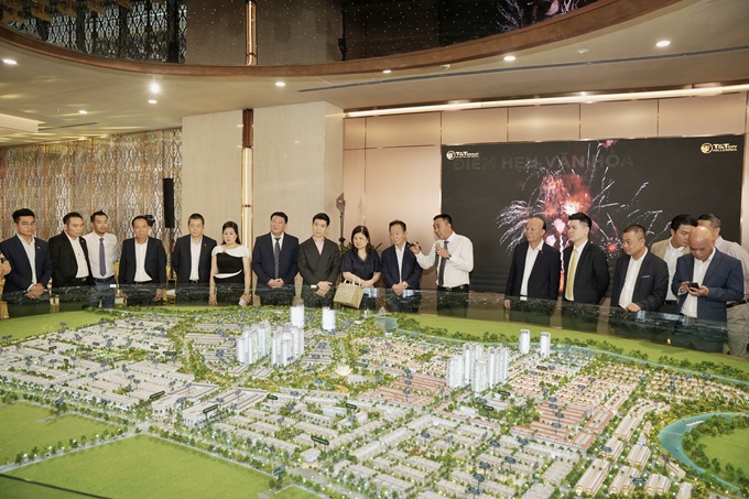 Ông Nguyễn Anh Tuấn - Phó Tổng Giám đốc T&T Group chia sẻ về các phân khu tại sa bàn của dự án T&T City Millennia