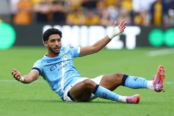 Omar Marmoush đang mất hút dưới cái bóng của Erling Haaland