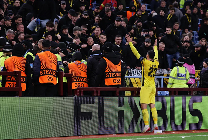 Đội trưởng Loris Benito của đội khách cố gắng trấn an NHM