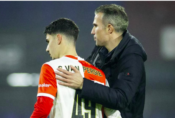 Van Persie khẳng định không thiên vị con trai