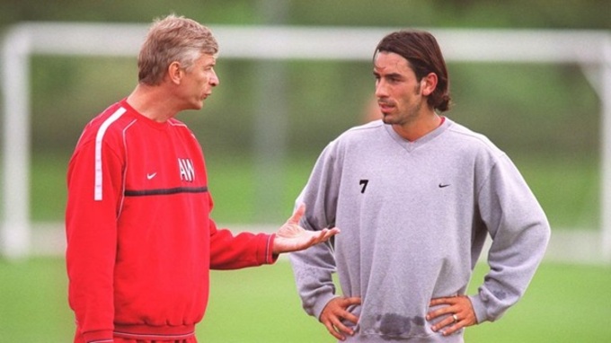 Theo HLV Wenger (trái) thì học trò Pires đã cố tình lừa dối trọng tài