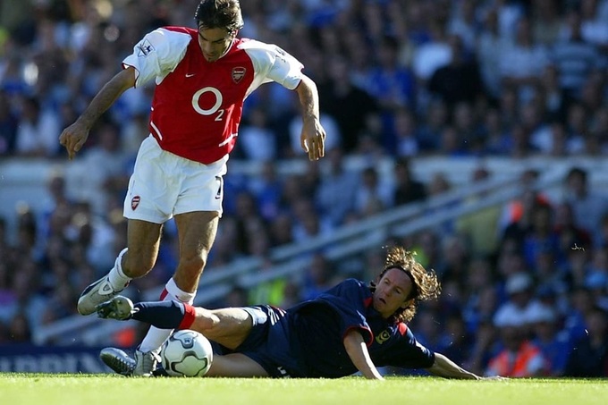 Hậu vệ Dejan Stefanovic (dưới) của Portsmouth khẳng định không hề chạm vào Pires