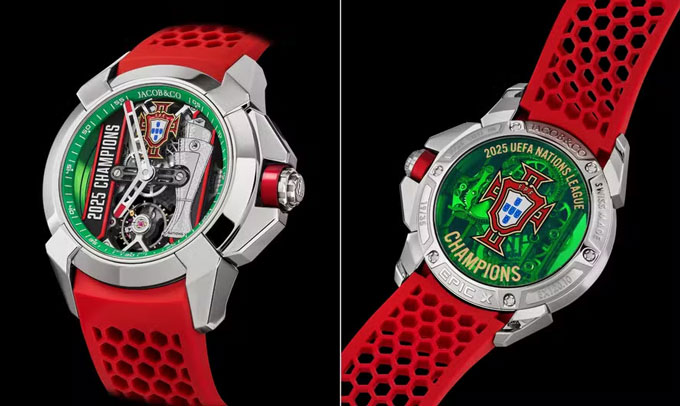 Ronaldo tặng đồng hồ cho đồng đội