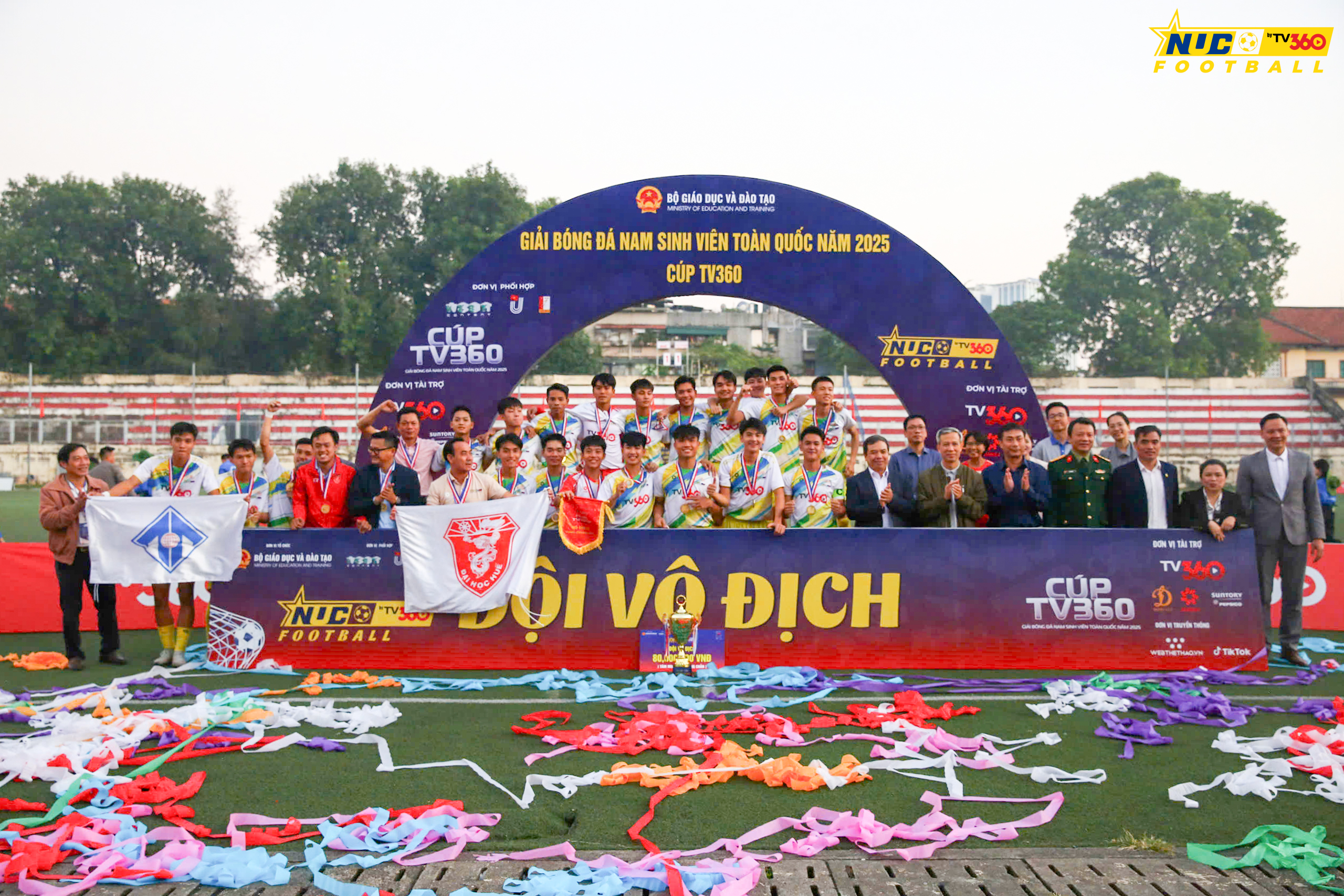 Các cầu thủ Đại học Huế ăn mừng chức vô địch