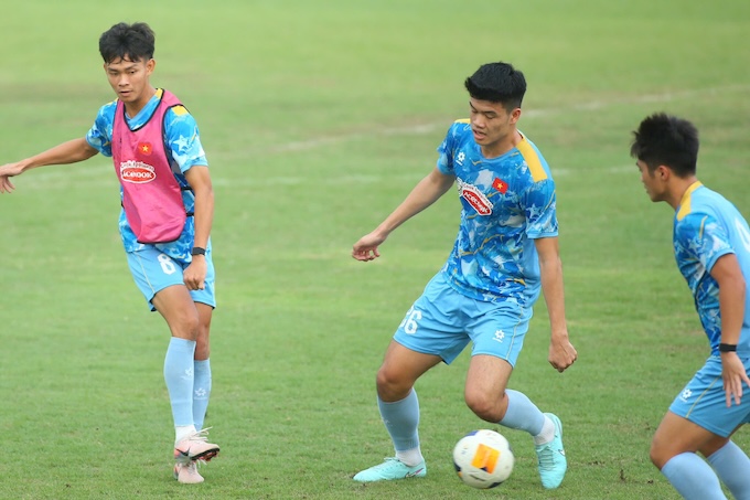 Buổi đấu tập là đợt sát hạch cuối cùng của HLV Kim Sang Sik trước khi gút danh sách đến SEA Games. Ảnh Nguyên Khang
