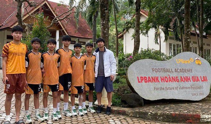 Công Phượng trở lại thăm Học viện HAGL - Ảnh: HAGL FC