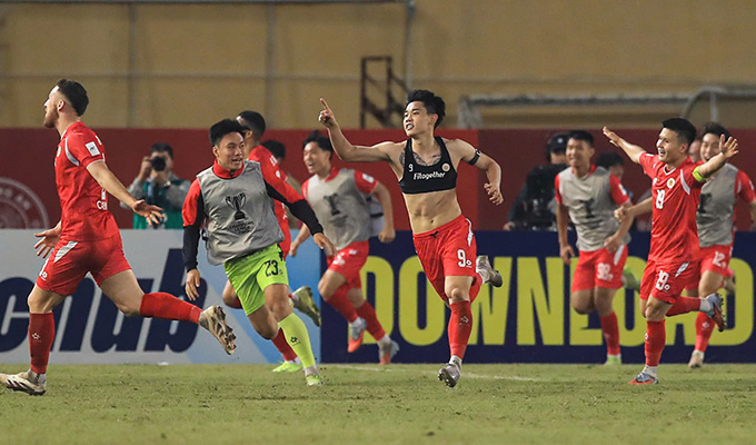 Đình Bắc tặng bàn thắng vào lưới Beijing Guoan FC cho HLV Polking - Ảnh: Đức Cường 