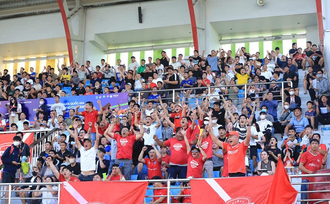 Đông đảo khán giả đã đến cổ vũ cho lượt trận khai màn