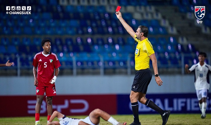 Trọng tài rút thẻ đỏ truất quyền thi đấu của thủ môn U17 Kuwait
