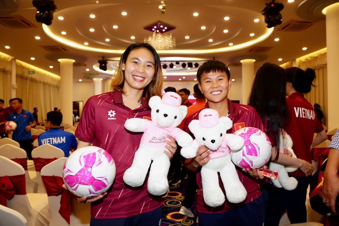 Các nữ tuyển thủ Việt Nam tại lễ ra mắt nhà tài trợ. Ảnh: Anh Khoa 