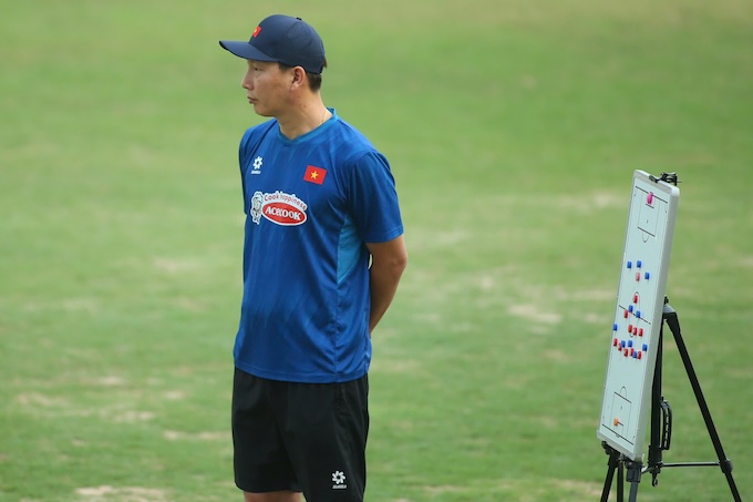 Gương mặt đăm chiêu của HLV Kim Sang Sik. Ảnh: Nguyên Khang 