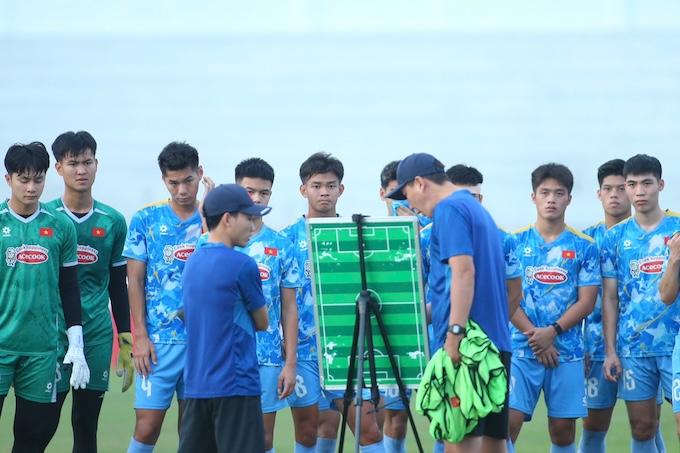 HLV Kim Sang Sik chỉ đạo cho các học trò trong buổi tập. Ảnh: Nguyên Khang 