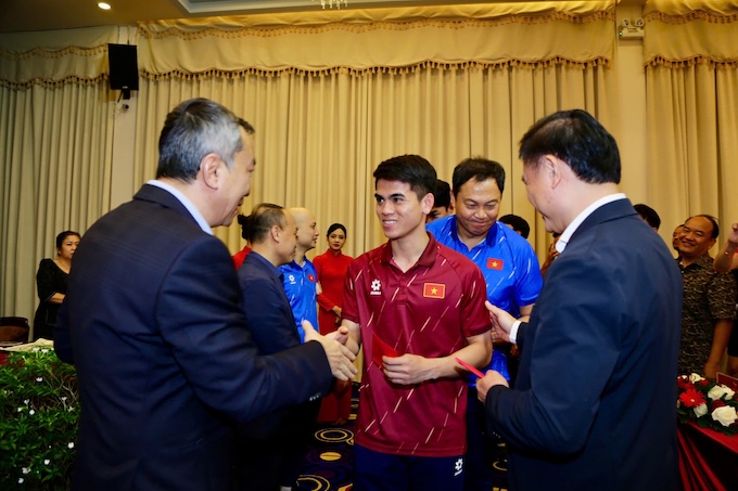 Chủ tịch Trần Quốc Tuấn và Phó Chủ tịch Trần Anh Tú động viên đội trưởng Văn Khang của U22 Việt Nam. Ảnh: Anh Khoa 