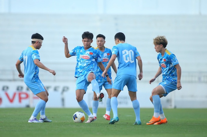 Bùi Vĩ Hào chia tay U22 Việt Nam trước SEA Games - Ảnh: Nguyên Khang 