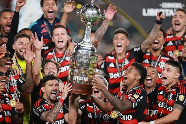 Flamengo đã trở thành đội bóng Brazil đầu tiên nâng cao chiếc cúp Copa Libertadores 4 lần 