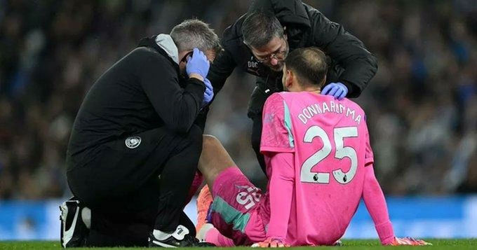Donnarumma bị đau và được các bác sĩ chăm sóc ngay trên sân