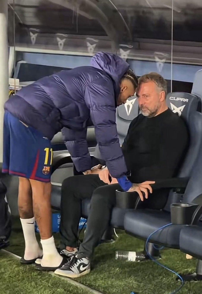 Raphinha sau đó phải đến an ủi