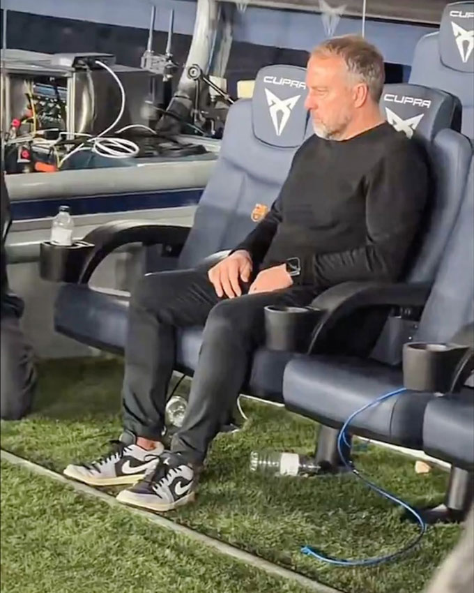 HLV Flick mắt đỏ hoe trên băng ghế huấn luyện