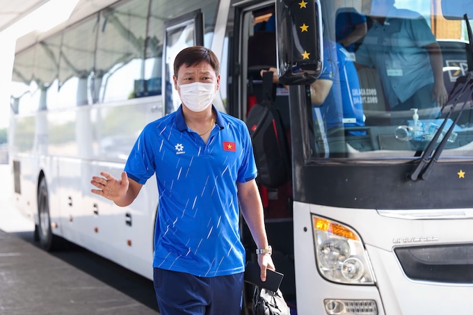 HLV Kim Sang Sik đến sân bay, Ảnh: Văn Hải 