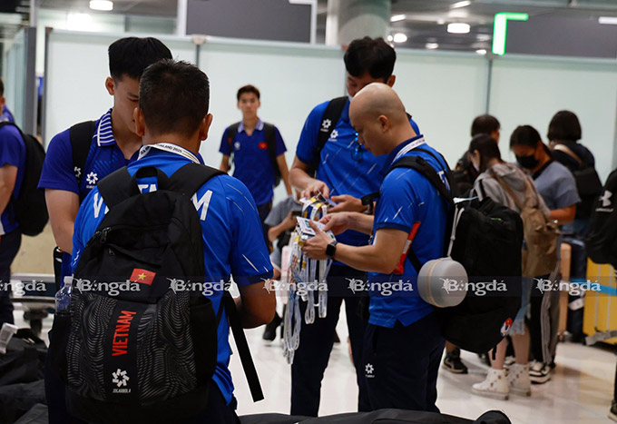 U22 Việt Nam sẽ có buổi tập nhẹ ngay sau khi đến Thái Lan. Thời gian chuẩn bị cho trận gặp U22 Lào chỉ khoảng 2 ngày. Vì vậy, đội cần khẩn trương thích nghi với điều kiện môi trường, khí hậu và sân bãi tại Thái Lan  - Ảnh: Đức Cường